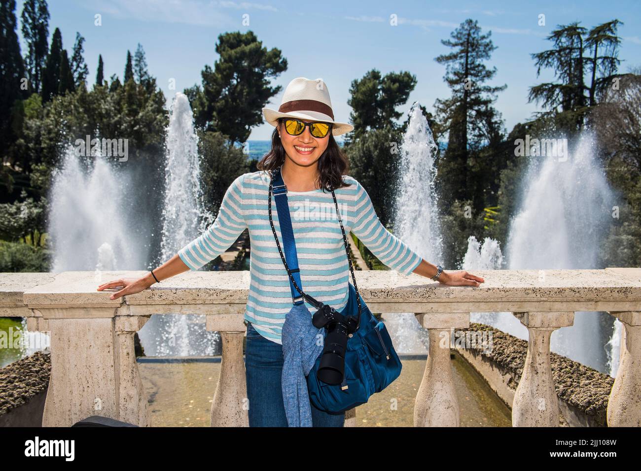 Frau, die die Gärten von Tivoli / Italien erkundet Stockfoto