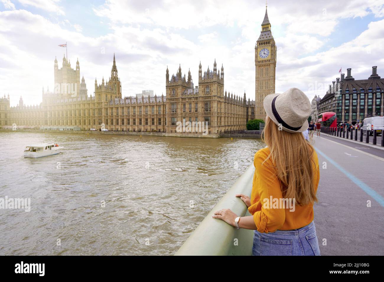 Tourismus in London. Rückansicht eines Reisenden Mädchens, das den Westminster Palast und die Brücke auf der Themse mit dem berühmten Big Ben Turm in London, Großbritannien, bewundern kann. Stockfoto