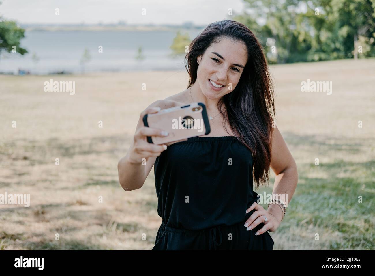 Junge Erwachsene Frau, die Selfie im Park nimmt Stockfoto