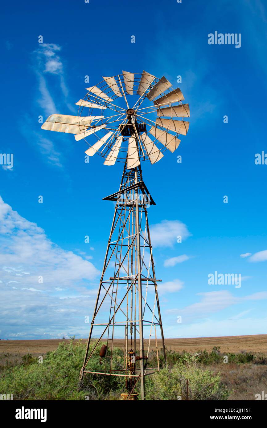 Metal Windmill im Outback Stockfoto