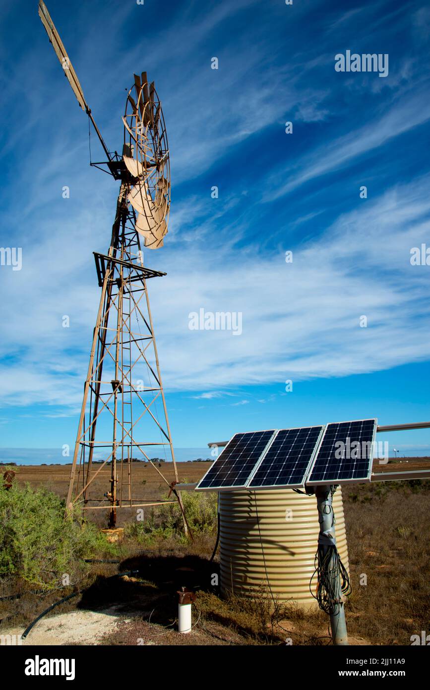 Metal Windmill im Outback Stockfoto