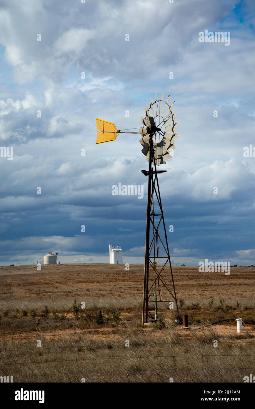 Metal Windmill im Outback Stockfoto