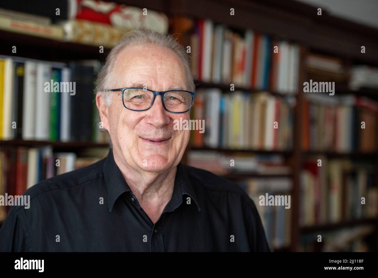Berlin, Deutschland. 30.. Juni 2022. Sten Nadolny, Schriftsteller, steht vor einem Interview in seiner Wohnung. Nadolny hat kein Mitleid mit den von ihm selbst geschaffenen Charakteren, sagte der Autor kurz vor seinem 80.. Geburtstag (29. Juli 2022) der Deutschen Presse-Agentur in Berlin. (To dpa 'Writer Sten Nadolny: Bin gnadenlos mit meinen Romanfiguren') Credit: Christophe Gateau/dpa/Alamy Live News Stockfoto