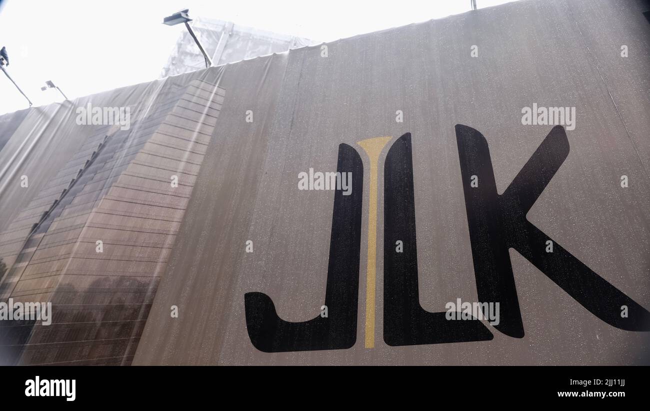 Stahlzaunmauer um die Baustelle des JLK-Turms am Sukhumvit Soi 7 Bangkok Thailand Stockfoto