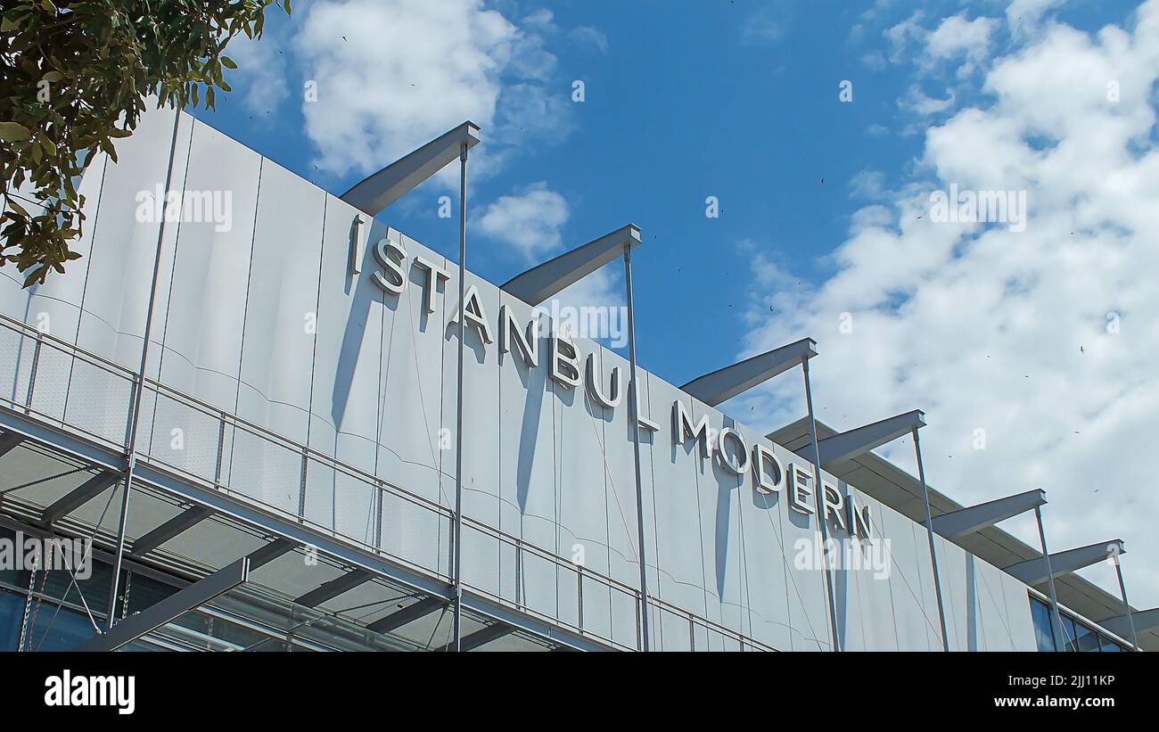 Das Äußere des Istanbul Modern Museum. Fassade des Istanbul Modern Museum, mit Blick auf die Bosporus-Meerenge am Galata Pier, Tophane, Istanbul, Türkei. Stockfoto