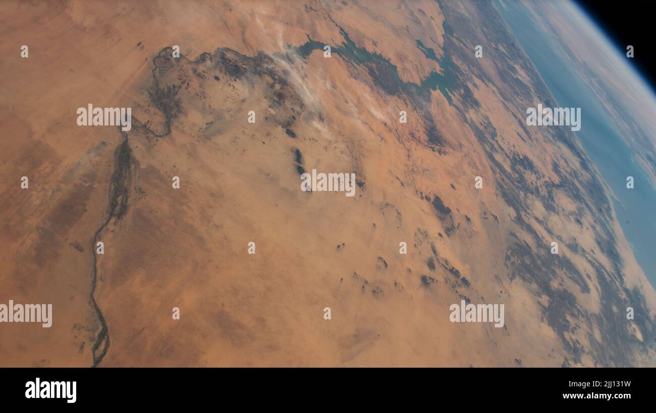 Erdatmosphäre. 8.. Juli 2022. Der Nil fließt in Richtung Mittelmeer in diesem Bild von der Internationalen Raumstation, während er 261 Meilen über dem afrikanischen Land Sudan umkreiste. Rechts ist das Rote Meer. Quelle: NASA/ZUMA Press Wire Service/ZUMAPRESS.com/Alamy Live News Stockfoto