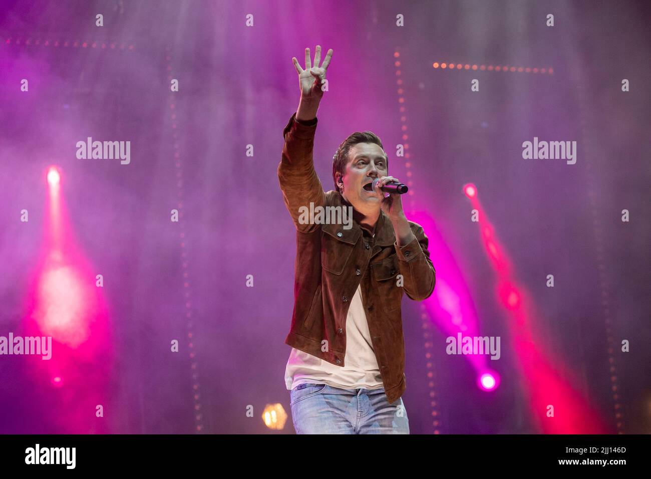 Abbildung Bild zeigt Schauspieler und Sänger Niels Destadsbader während des Konzerts und Feuerwerks "Belgium celebrates - Belgie viert feest - La Belgique fait la fete" Veranstaltung, im Parc du Cinquantenaire - Jubelpark, am Abend des Belgischen Nationaltages, in Brüssel, Donnerstag, 21. Juli 2022. BELGA FOTO HATIM KAGHAT Stockfoto