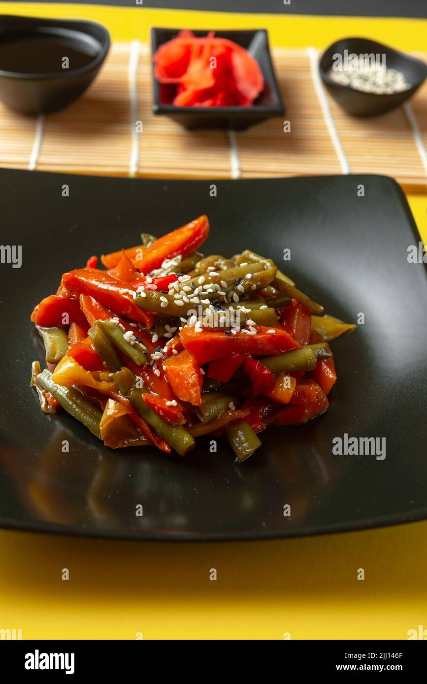 Geröstetes Gemüse in Teriyaki-Sauce. Asiatisches Gemüse in süßer und saurer Sauce. Asiatisches Street Food. Traditionelle japanische und chinesische Küche. Thailändisch Stockfoto