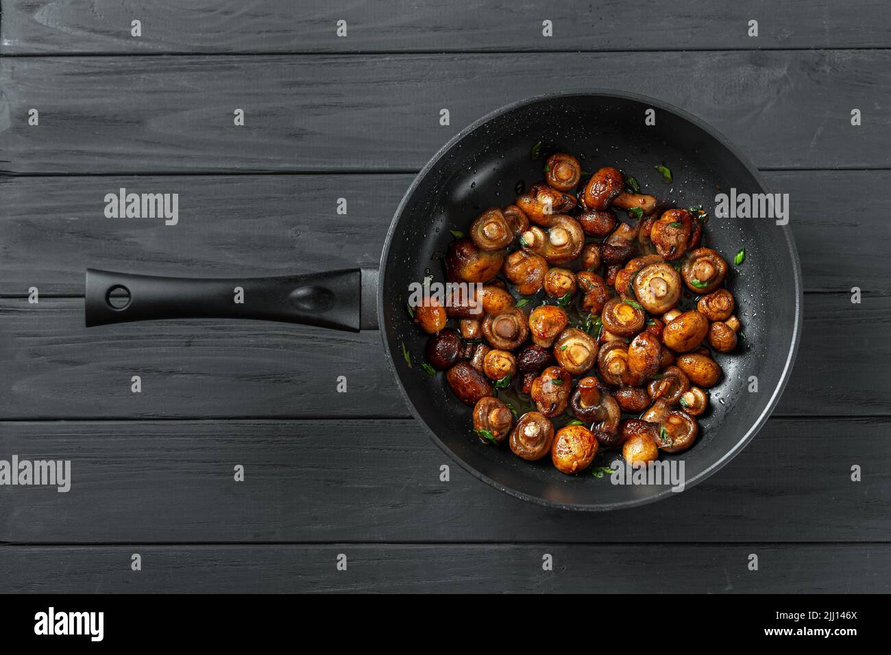 Gebratene Pilze im rustikalen Stil. Die Pilze werden in Sonnenblumenöl gebraten. Vegetarische Kost. Entgiftung des Körpers Stockfoto