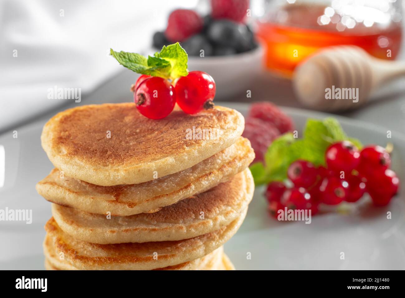 Essen zum Frühstück gesunde Ernährung. Pfannkuchen ohne Butter mit Beeren. Nahrung für Vegetarier und für Diäten. American Pancakes Mini Stockfoto