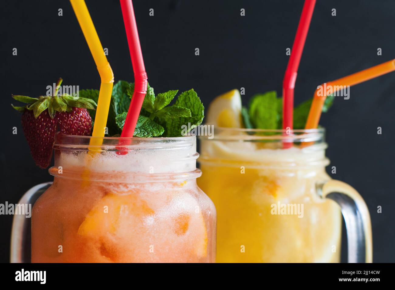 Frische Cocktails im Glas auf schwarzem Hintergrund Stockfoto