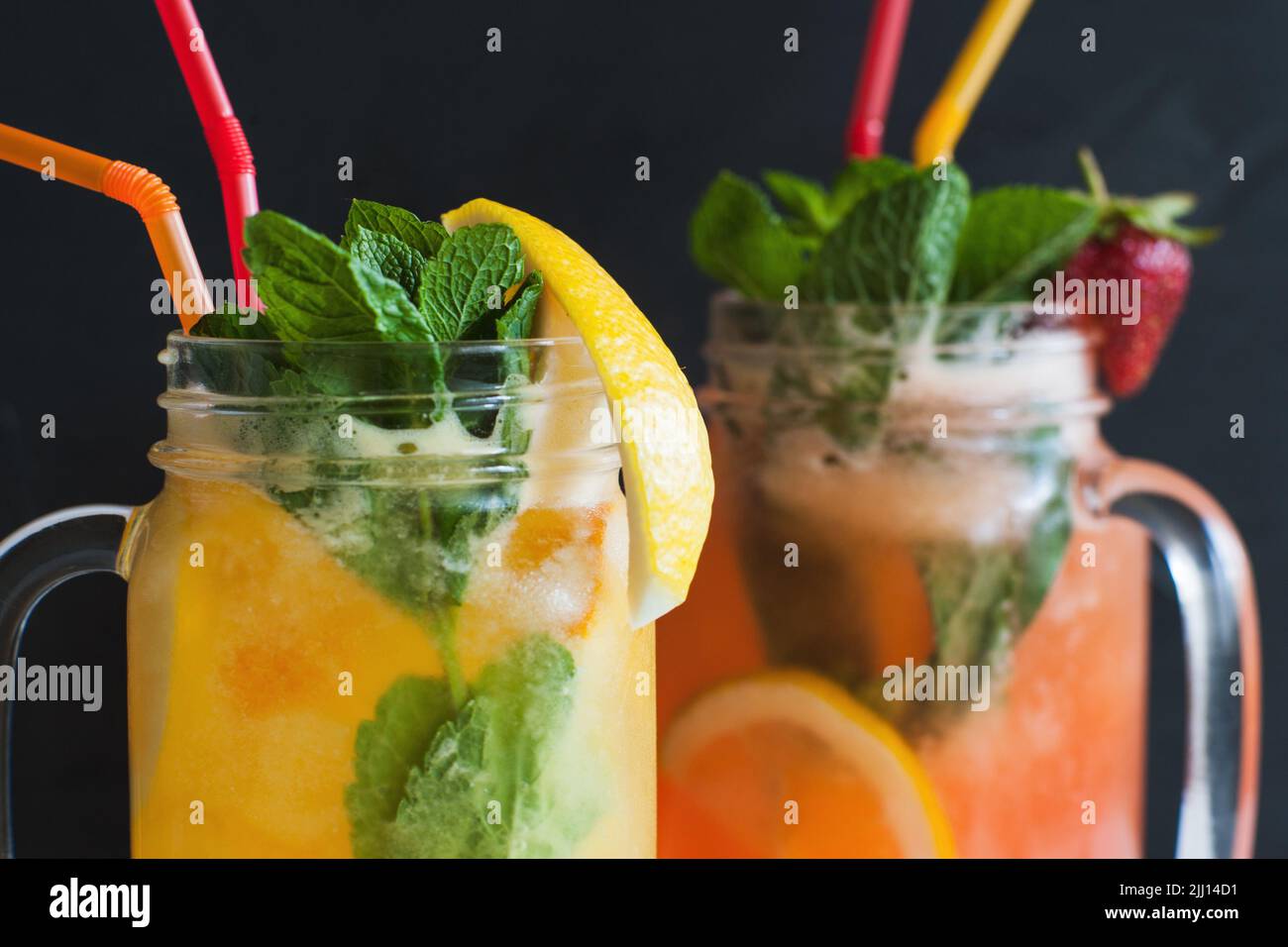 Nahaufnahme frischer Cocktails im Glasglas Stockfoto