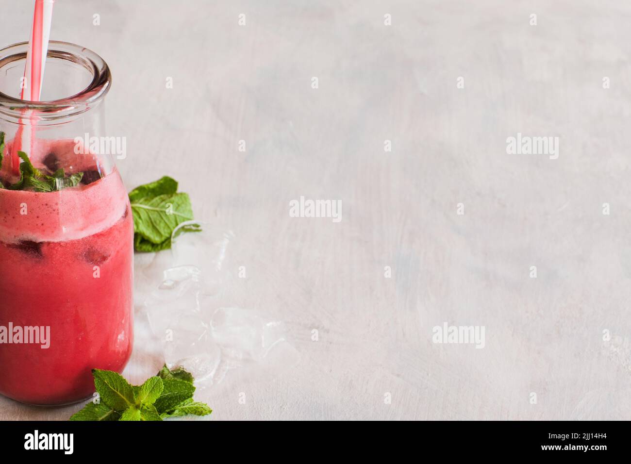 Flasche Smoothie auf weißem Hintergrund Stockfoto