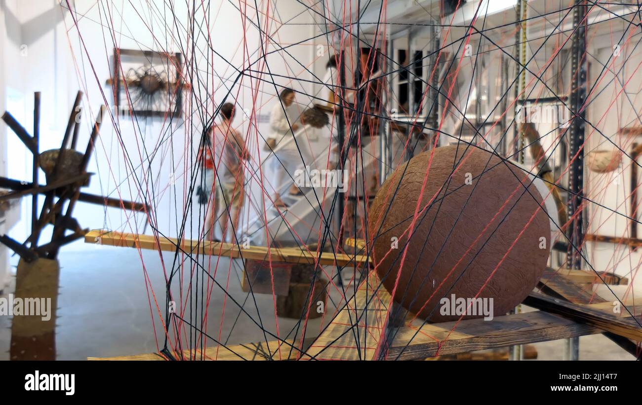 JERUSALEM, ISRAEL - 21. JULI: Die Besucher werden durch eine Kunstinstallation von Issaso lawI in der Abteilung für Keramik- und Glasdesign der Bezalel Academy of Arts and Design während der Graduate Art Show am 21. Juli 2022 in Jerusalem, Israel, gesehen. Bezalel ist Israels älteste Hochschule und gilt als die renommierteste Kunstschule des Landes. Stockfoto