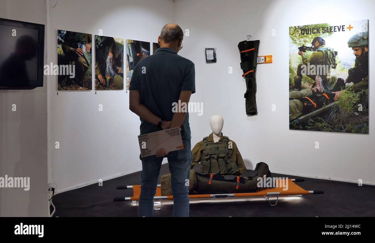 JERUSALEM, ISRAEL - 21. JULI: Ein Besucher blickt auf eine erste-Hilfe-ergonomische Schiene von Gil Yosef mit dem Titel „Leeve“, die am 21. Juli 2022 in Jerusalem, Israel, in der Abteilung für Industriedesign der Bezalel Academy of Arts and Design gezeigt wird. Bezalel ist Israels älteste Hochschule und gilt als die renommierteste Kunstschule des Landes. Stockfoto