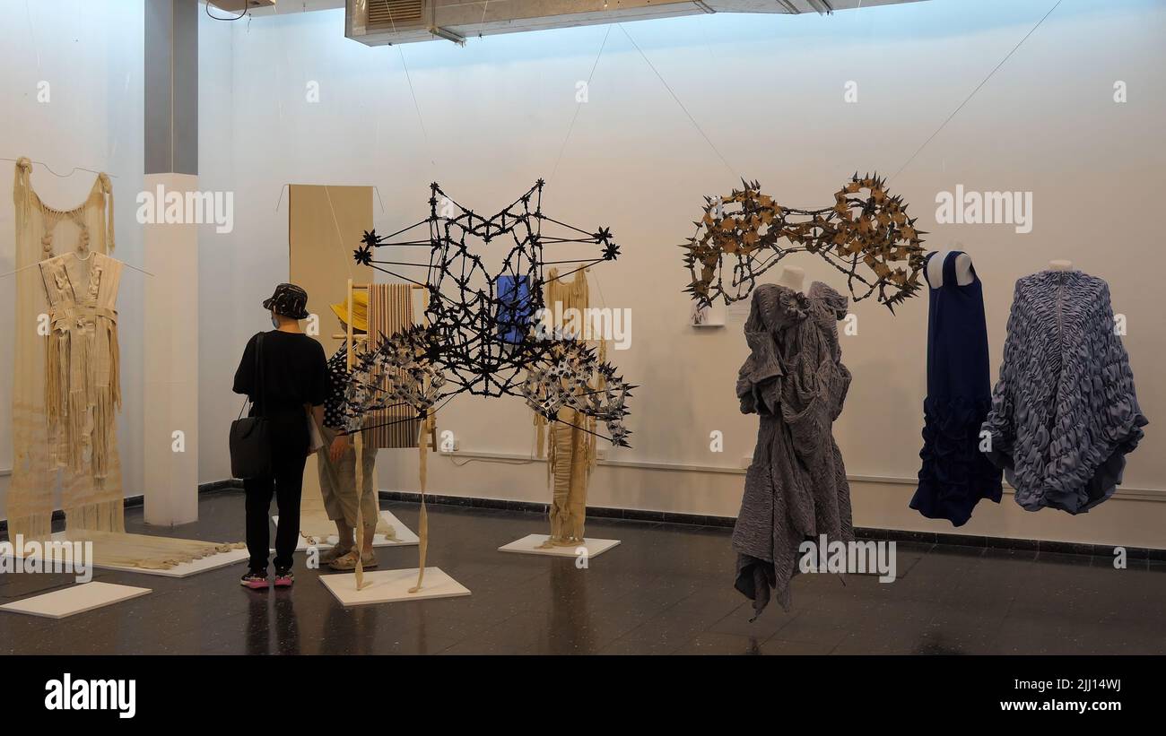 JERUSALEM, ISRAEL - 21. JULI: Besucher sehen Textildesign, das in der Jewlery- und Modeabteilung der Bezalel Academy of Arts and Design während der Graduate Art Show am 21. Juli 2022 in Jerusalem, Israel, gezeigt wird. Bezalel ist Israels älteste Hochschule und gilt als die renommierteste Kunstschule des Landes. Stockfoto