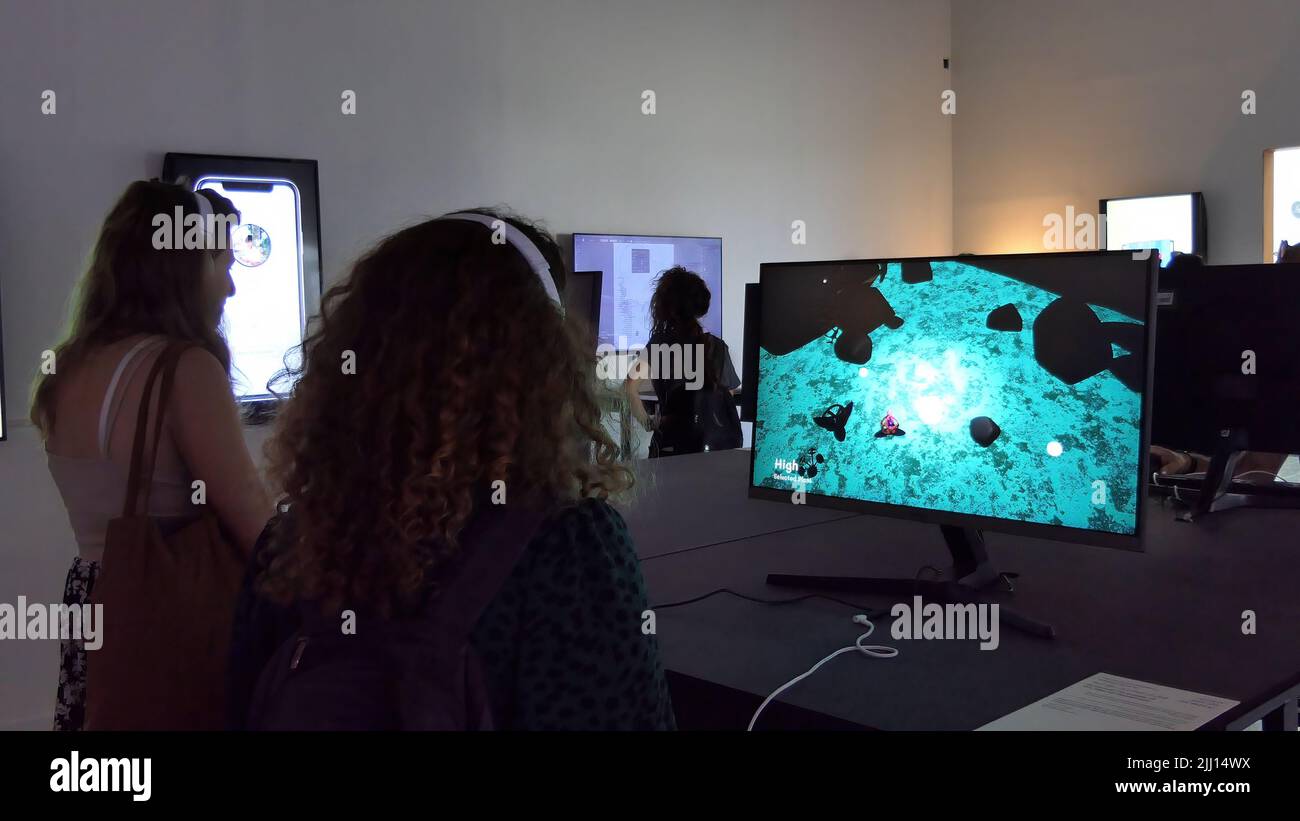 JERUSALEM, ISRAEL - 21. JULI: Besucher interagieren mit computergesteuerten Installationen, die in der Abteilung visuelle Kommunikation der Bezalel Academy of Arts and Design während der Graduate Art Show am 21. Juli 2022 in Jerusalem, Israel, gezeigt werden. Bezalel ist Israels älteste Hochschule und gilt als die renommierteste Kunstschule des Landes. Stockfoto