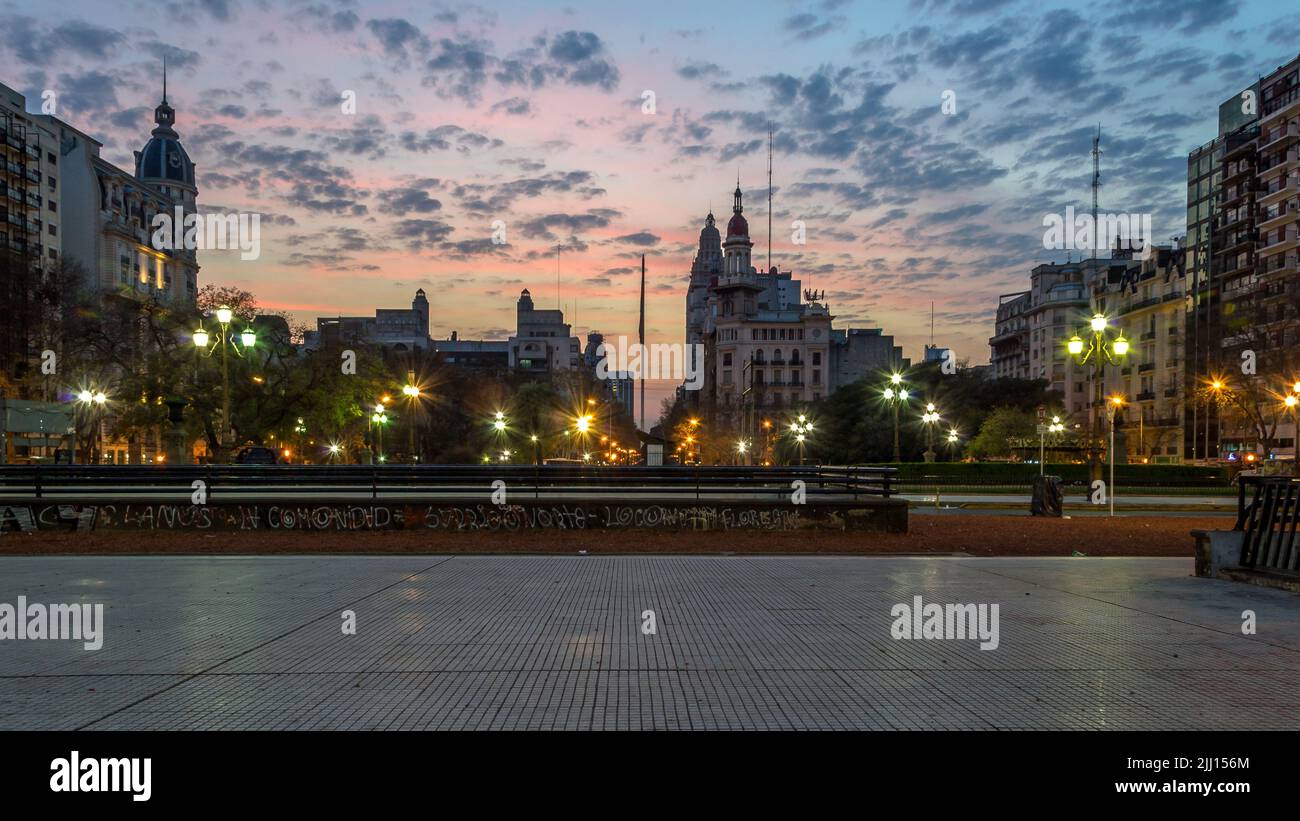 Wunderschöner Sonnenaufgang am Congressional Plaza in Buenos Aires, Argentinien. Im Hintergrund die Avenida de Mayo (May Avenue) anspruchsvolle Kunstgebäude Stockfoto