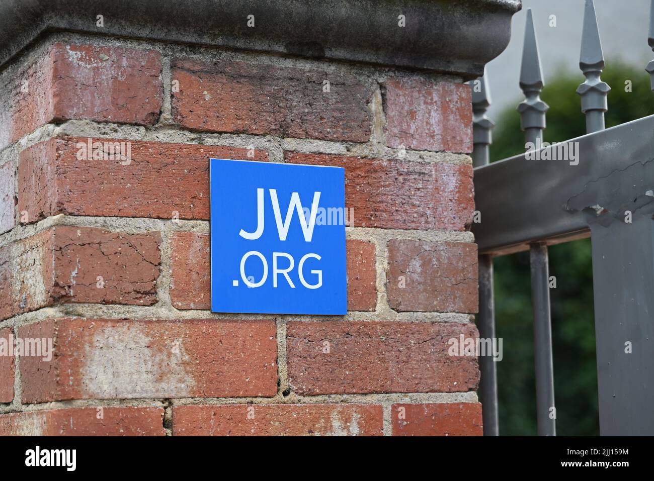 Blaues JW.org-Schild vor der Kingdom Hall of Jehovah's Witnesses, einem Treffpunkt der Zeugen Jehovas auf der Carlisle Street Stockfoto