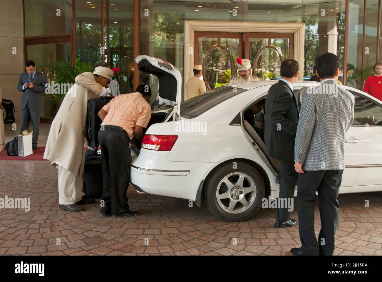 Gäste kommen nach Hotel, Indien Stockfoto