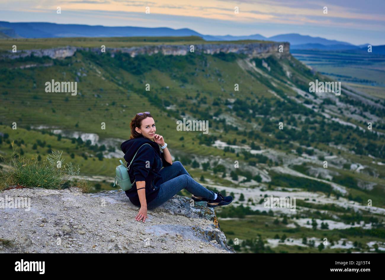 Mädchen sitzt auf einem Berg Stockfoto