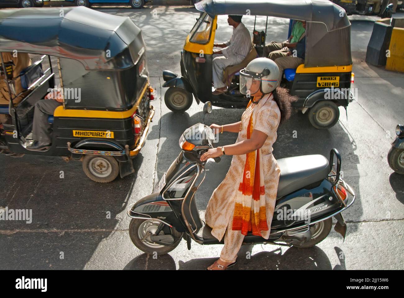 Junge Frau auf dem Roller. Mumbai, Indien Stockfoto