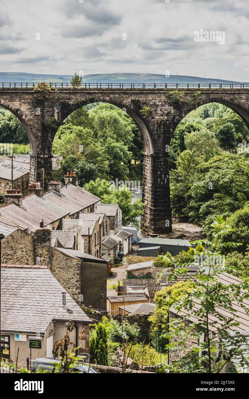 Ingleton Viadukt und Häuser Stockfoto