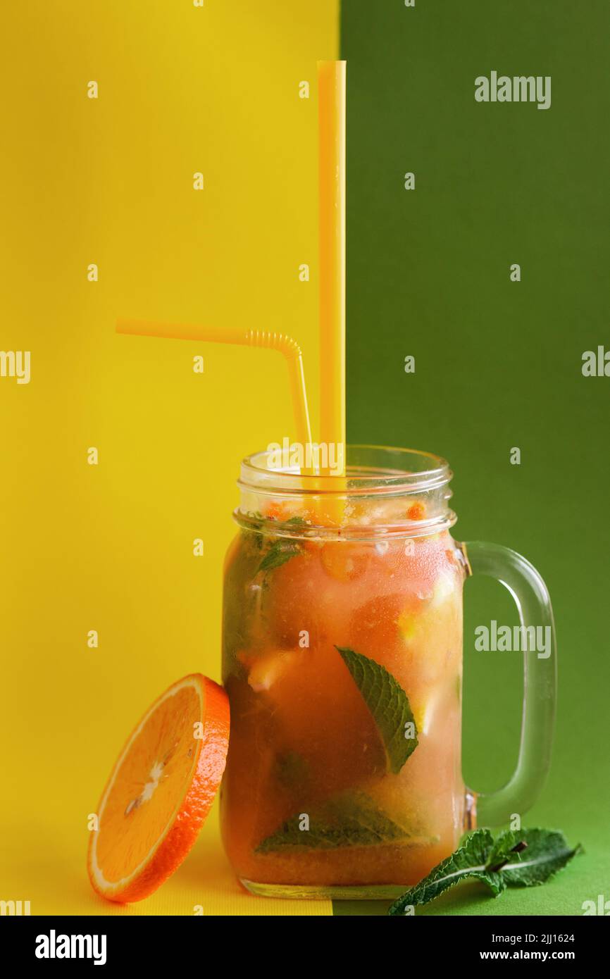 Frischer Orangencocktail im Glasglas Stockfoto