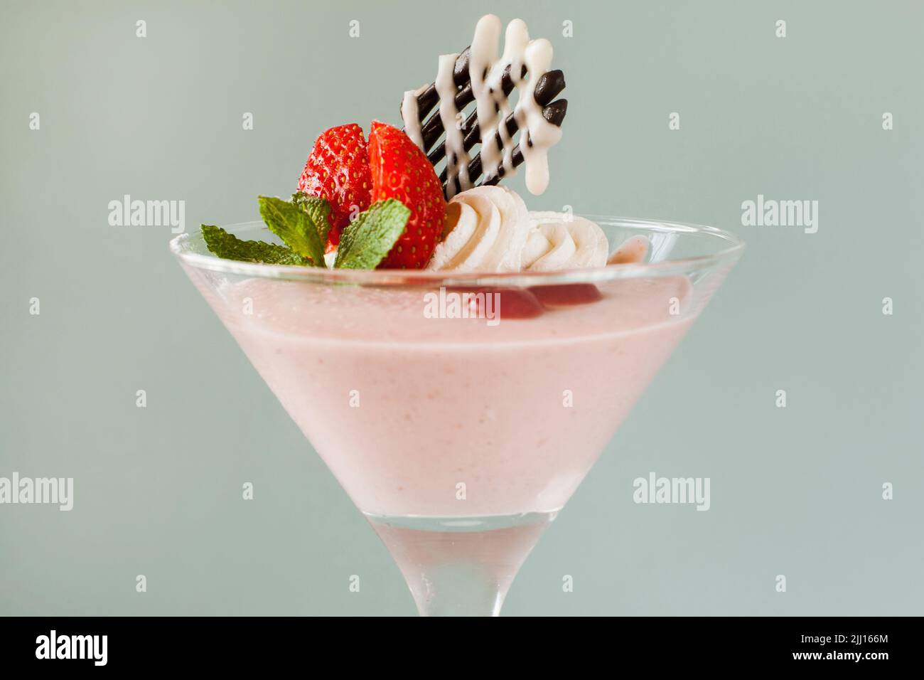 Cremiges Erdbeerdessert auf hellgrauem Hintergrund Stockfoto
