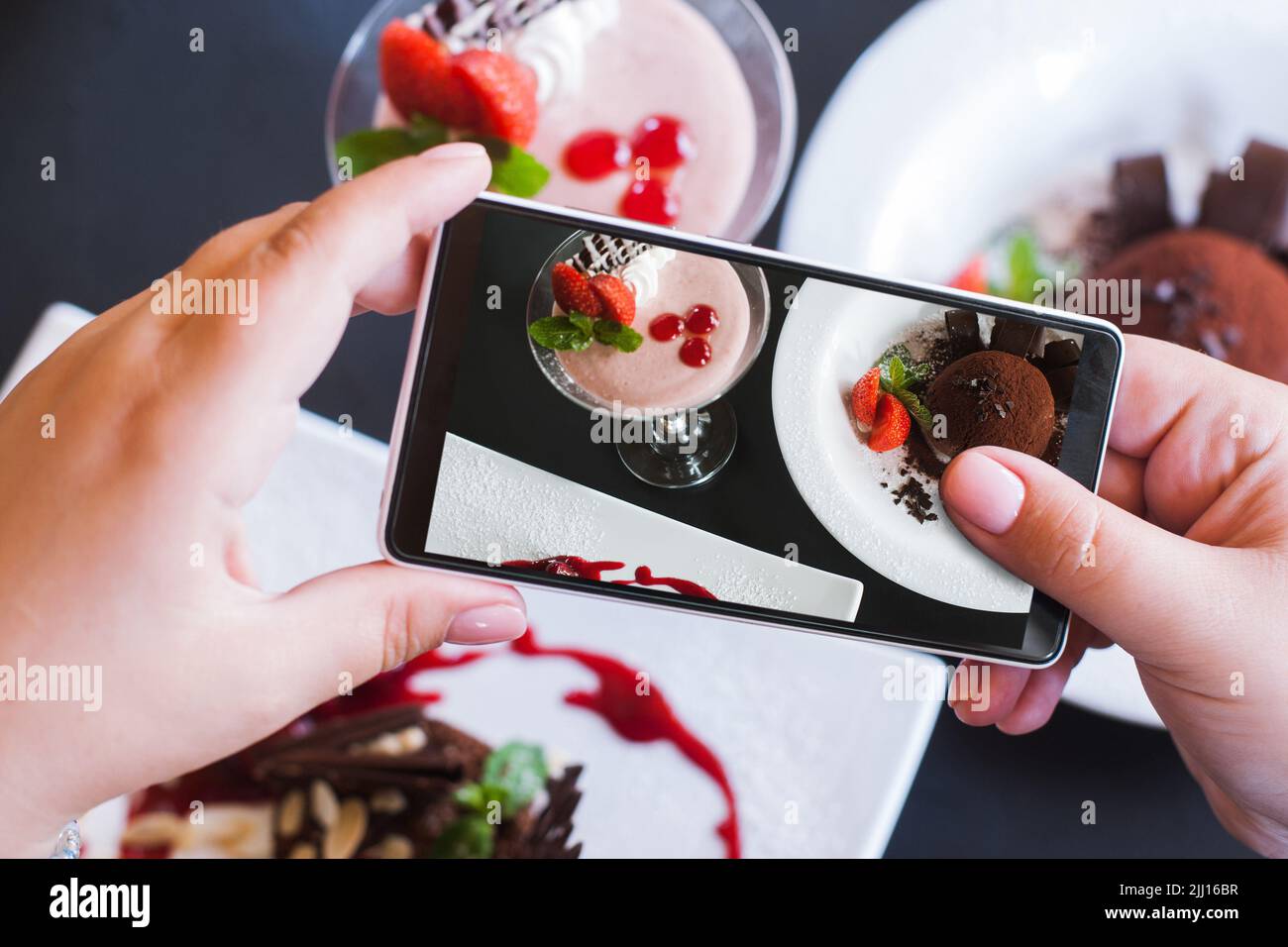 Food Fotos von köstlichen Desserts per Smartphone Stockfoto