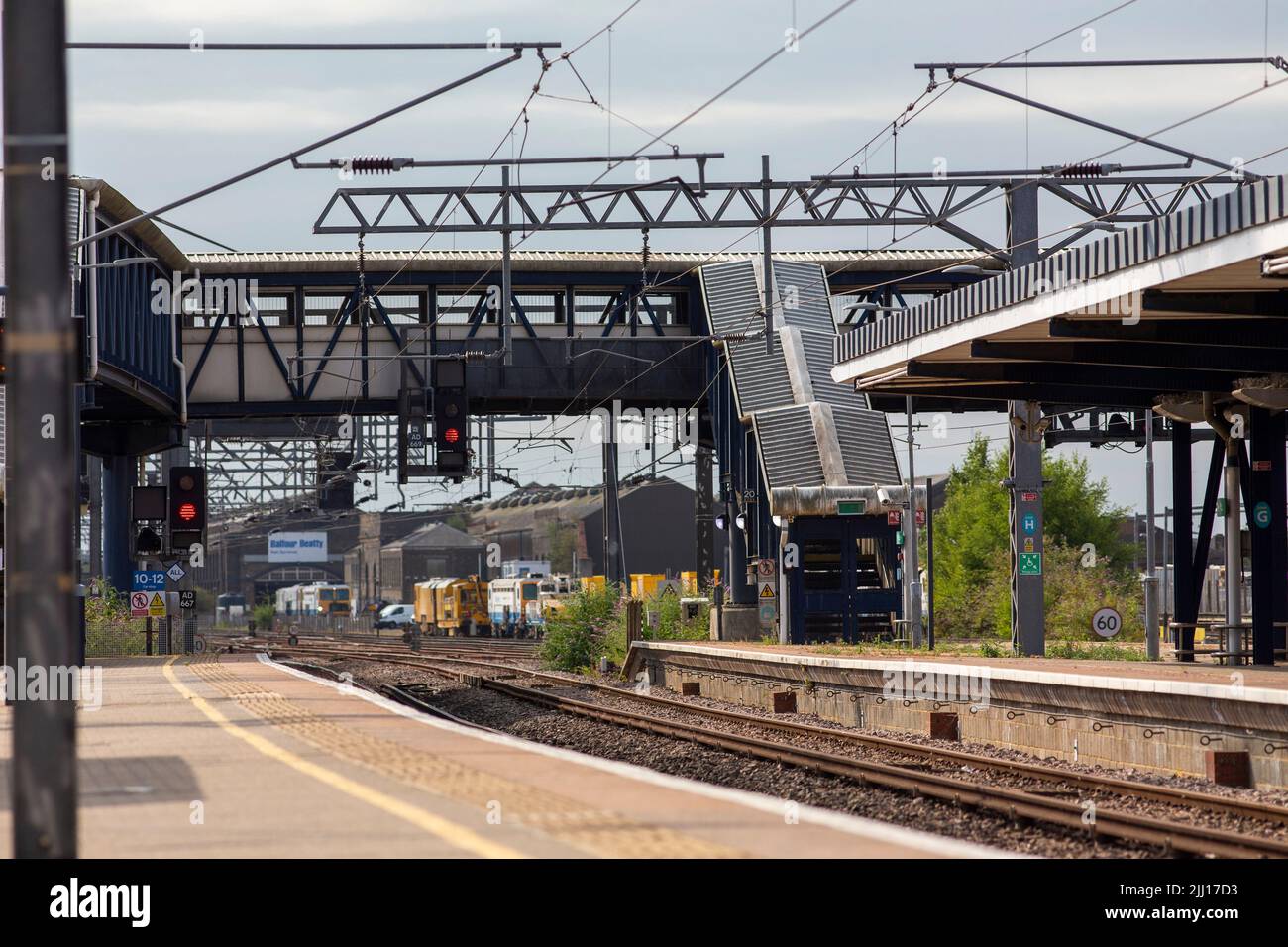 Ashford International Railway Station, Kent, England, Großbritannien. Einige Teile des Landes werden während des nächsten Streiks durch Tausende von Eisenbahnarbeitern keinen Zugverkehr haben, werden Passagiere gewarnt. Die Mitglieder der Gewerkschaft Rail, Maritime and Transport bei Eisenbahnunternehmen in ganz England und Network Rail werden am Mittwoch, den 27. Juli, 24 Stunden lang im bitteren Streit um Bezahlung, Arbeitsplätze und Bedingungen auslaufen. Der Streik wird Passagiere betreffen, die für einen Urlaub reisen oder an Veranstaltungen wie dem Halbfinale der Frauen zur Euro 2022 in Milton Keynes am 27. Juli oder der Eröffnungszeremonie der Commonwealth Games in Bir teilnehmen Stockfoto