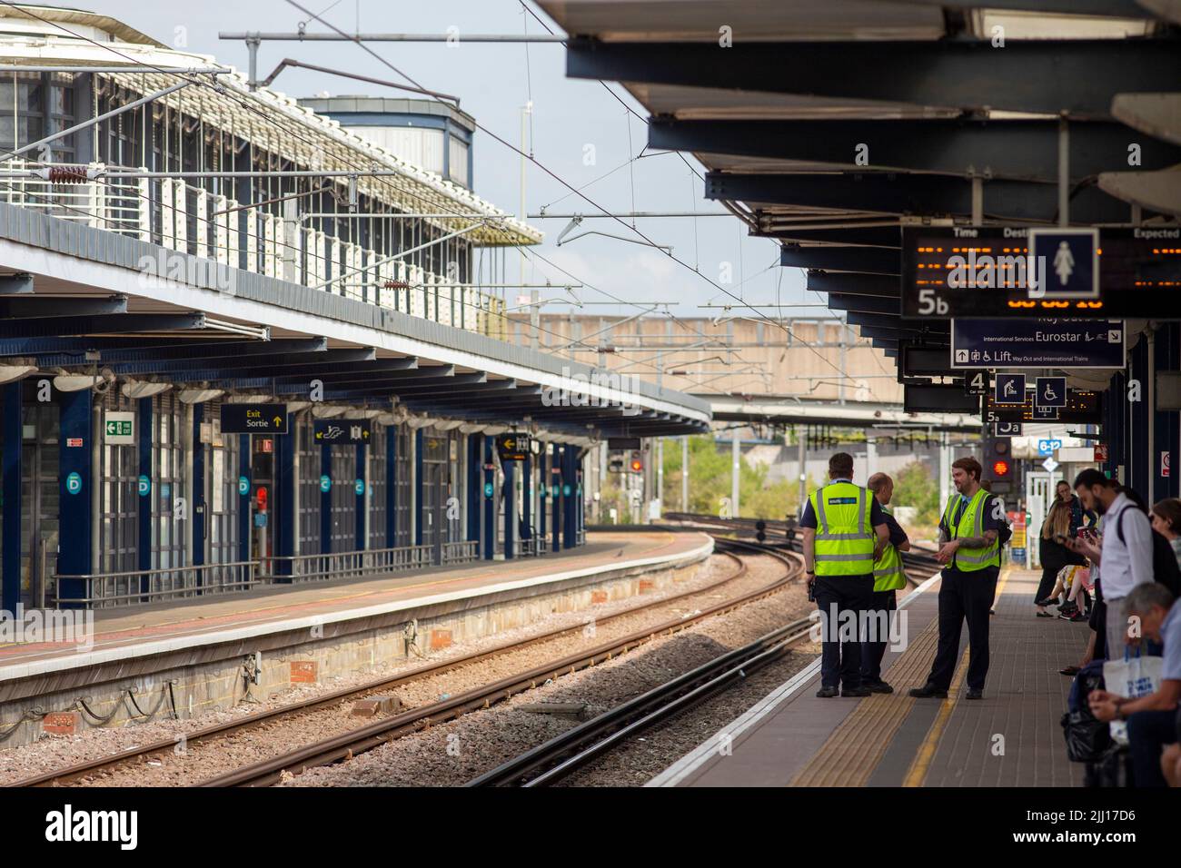 Ashford International Railway Station, Kent, England, Großbritannien. Einige Teile des Landes werden während des nächsten Streiks durch Tausende von Eisenbahnarbeitern keinen Zugverkehr haben, werden Passagiere gewarnt. Die Mitglieder der Gewerkschaft Rail, Maritime and Transport bei Eisenbahnunternehmen in ganz England und Network Rail werden am Mittwoch, den 27. Juli, 24 Stunden lang im bitteren Streit um Bezahlung, Arbeitsplätze und Bedingungen auslaufen. Der Streik wird Passagiere betreffen, die für einen Urlaub reisen oder an Veranstaltungen wie dem Halbfinale der Frauen zur Euro 2022 in Milton Keynes am 27. Juli oder der Eröffnungszeremonie der Commonwealth Games in Bir teilnehmen Stockfoto