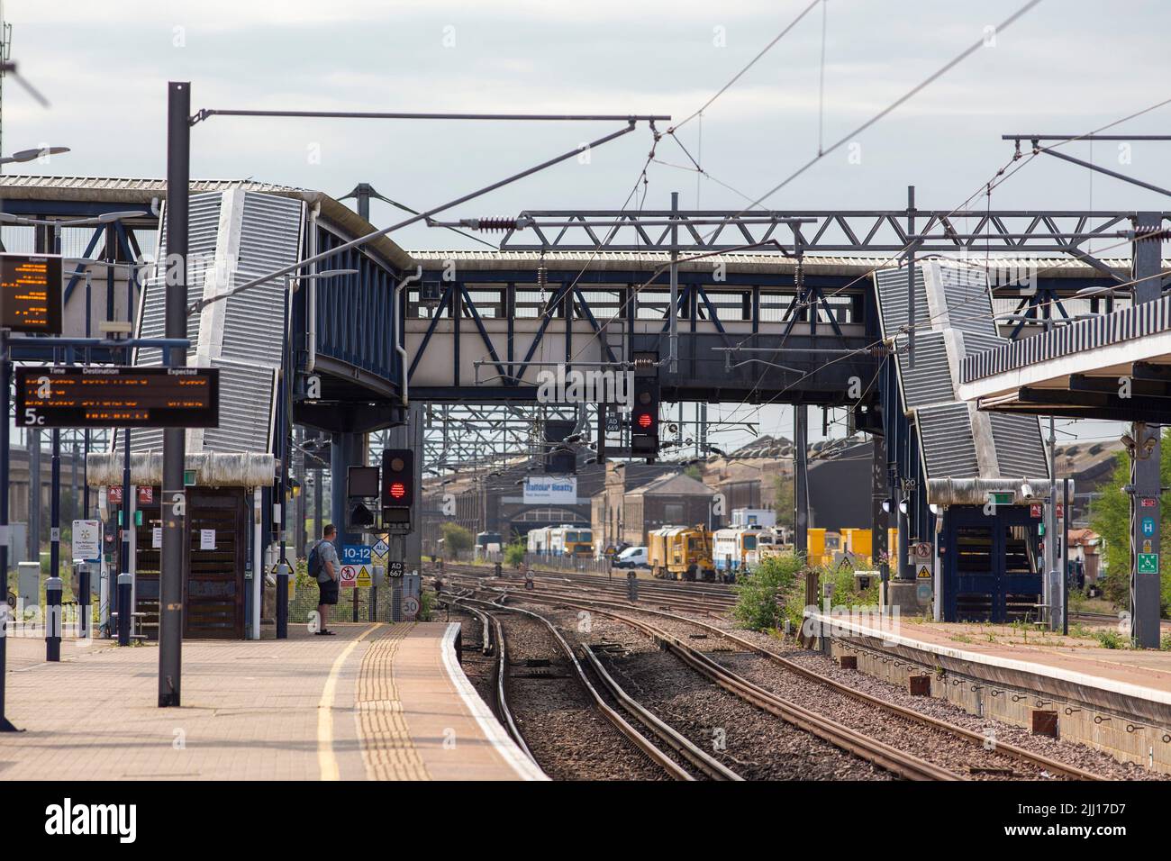 Ashford International Railway Station, Kent, England, Großbritannien. Einige Teile des Landes werden während des nächsten Streiks durch Tausende von Eisenbahnarbeitern keinen Zugverkehr haben, werden Passagiere gewarnt. Die Mitglieder der Gewerkschaft Rail, Maritime and Transport bei Eisenbahnunternehmen in ganz England und Network Rail werden am Mittwoch, den 27. Juli, 24 Stunden lang im bitteren Streit um Bezahlung, Arbeitsplätze und Bedingungen auslaufen. Der Streik wird Passagiere betreffen, die für einen Urlaub reisen oder an Veranstaltungen wie dem Halbfinale der Frauen zur Euro 2022 in Milton Keynes am 27. Juli oder der Eröffnungszeremonie der Commonwealth Games in Bir teilnehmen Stockfoto