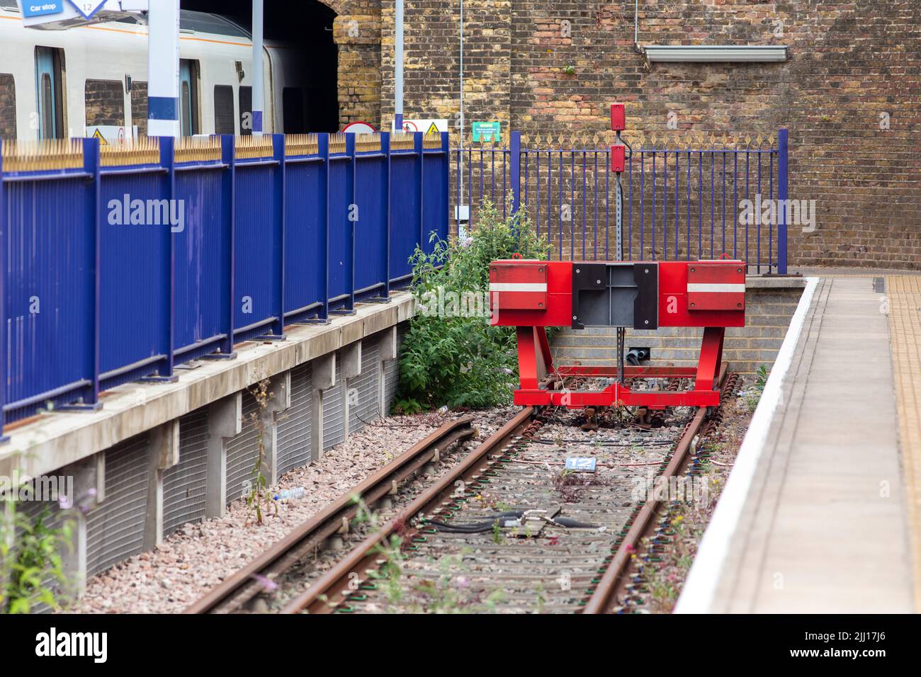 Gravesend Bahnhof, Kent, England, Großbritannien. Einige Teile des Landes werden während des nächsten Streiks durch Tausende von Eisenbahnarbeitern keinen Zugverkehr haben, werden Passagiere gewarnt. Die Mitglieder der Gewerkschaft Rail, Maritime and Transport bei Eisenbahnunternehmen in ganz England und Network Rail werden am Mittwoch, den 27. Juli, 24 Stunden lang im bitteren Streit um Bezahlung, Arbeitsplätze und Bedingungen auslaufen. Der Streik wird Passagiere betreffen, die für einen Urlaub reisen oder an Veranstaltungen wie dem Halbfinale der Frauen zur Euro 2022 in Milton Keynes am 27. Juli oder der Eröffnungszeremonie der Commonwealth Games in Birmingham teilnehmen Stockfoto