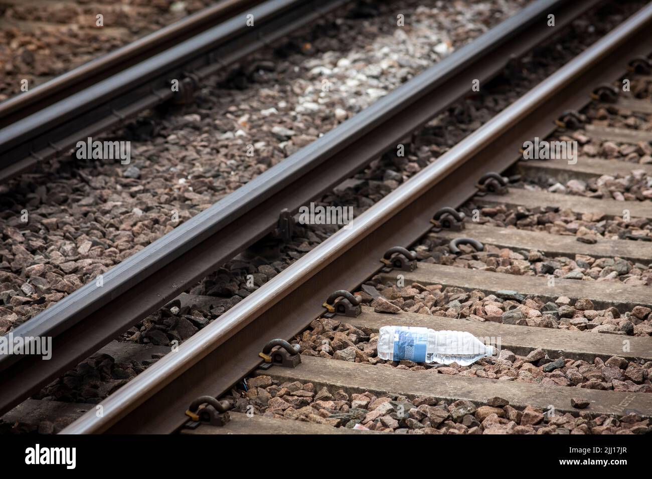 Gravesend Bahnhof, Kent, England, Großbritannien. Einige Teile des Landes werden während des nächsten Streiks durch Tausende von Eisenbahnarbeitern keinen Zugverkehr haben, werden Passagiere gewarnt. Die Mitglieder der Gewerkschaft Rail, Maritime and Transport bei Eisenbahnunternehmen in ganz England und Network Rail werden am Mittwoch, den 27. Juli, 24 Stunden lang im bitteren Streit um Bezahlung, Arbeitsplätze und Bedingungen auslaufen. Der Streik wird Passagiere betreffen, die für einen Urlaub reisen oder an Veranstaltungen wie dem Halbfinale der Frauen zur Euro 2022 in Milton Keynes am 27. Juli oder der Eröffnungszeremonie der Commonwealth Games in Birmingham teilnehmen Stockfoto