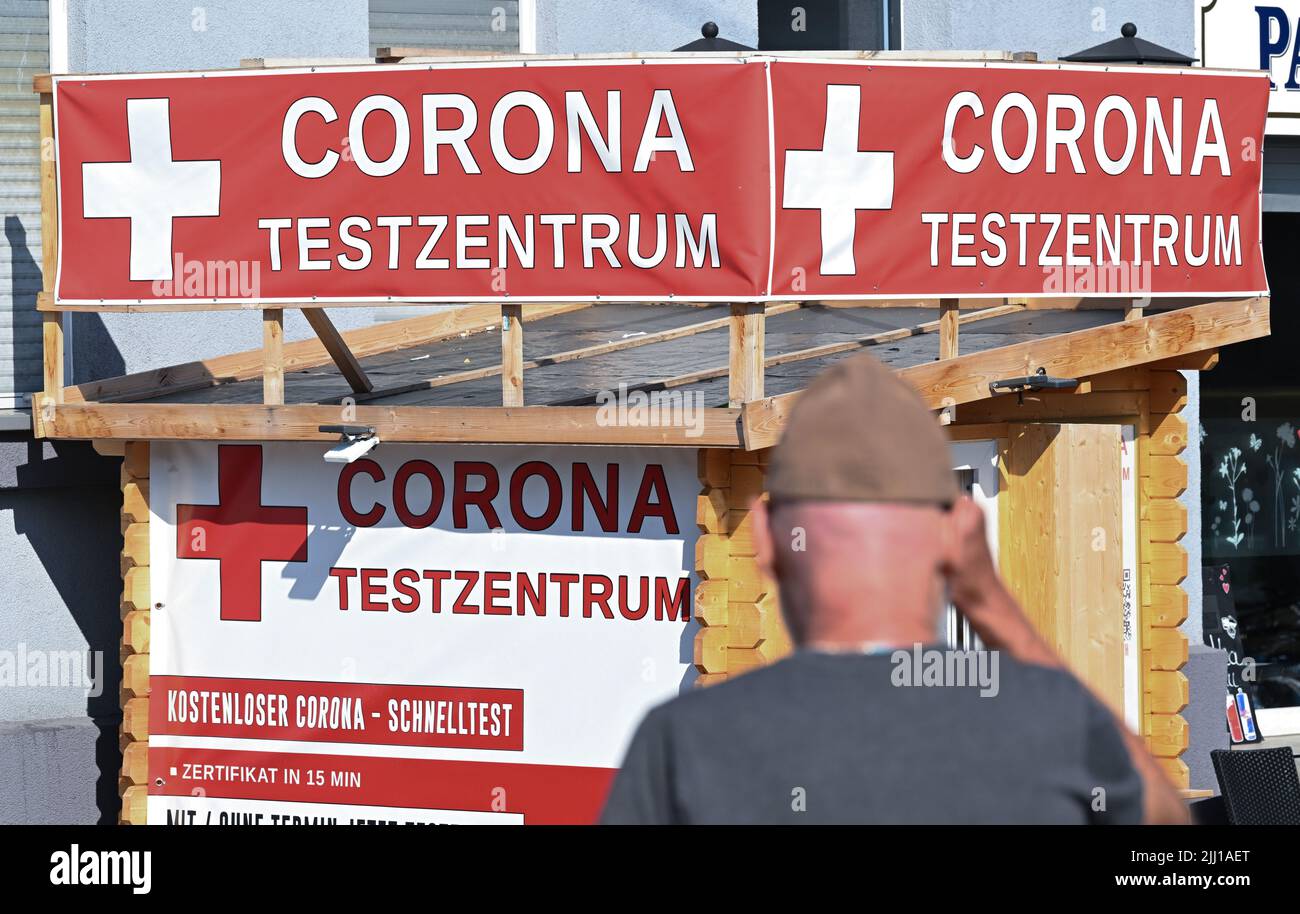 Stuttgart, Deutschland. 22.. Juli 2022. Ein Mann steht vor einer Corona-Teststation. Quelle: Bernd Weißbrod/dpa/Alamy Live News Stockfoto