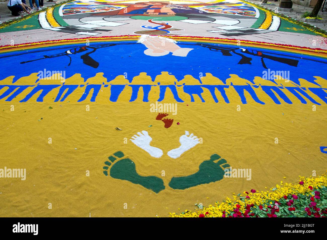 Farbige, dem Weltfrieden gewidmete Zeichnung, die von den 'Infioritori-Meistern' mit Blütenblättern und farbigem Sand anlässlich der Fascinatin angefertigt wurde Stockfoto