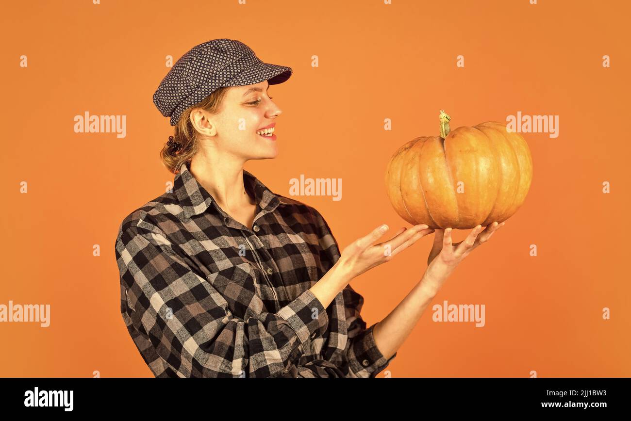 Gesunde Ernährung wächst. Retro Frau halten Kürbis. Mädchen mit Kürbis. Landwirt Ernte auf dem Land. Herbst saisonal Konzept. Herbsternte. Glücklich Stockfoto