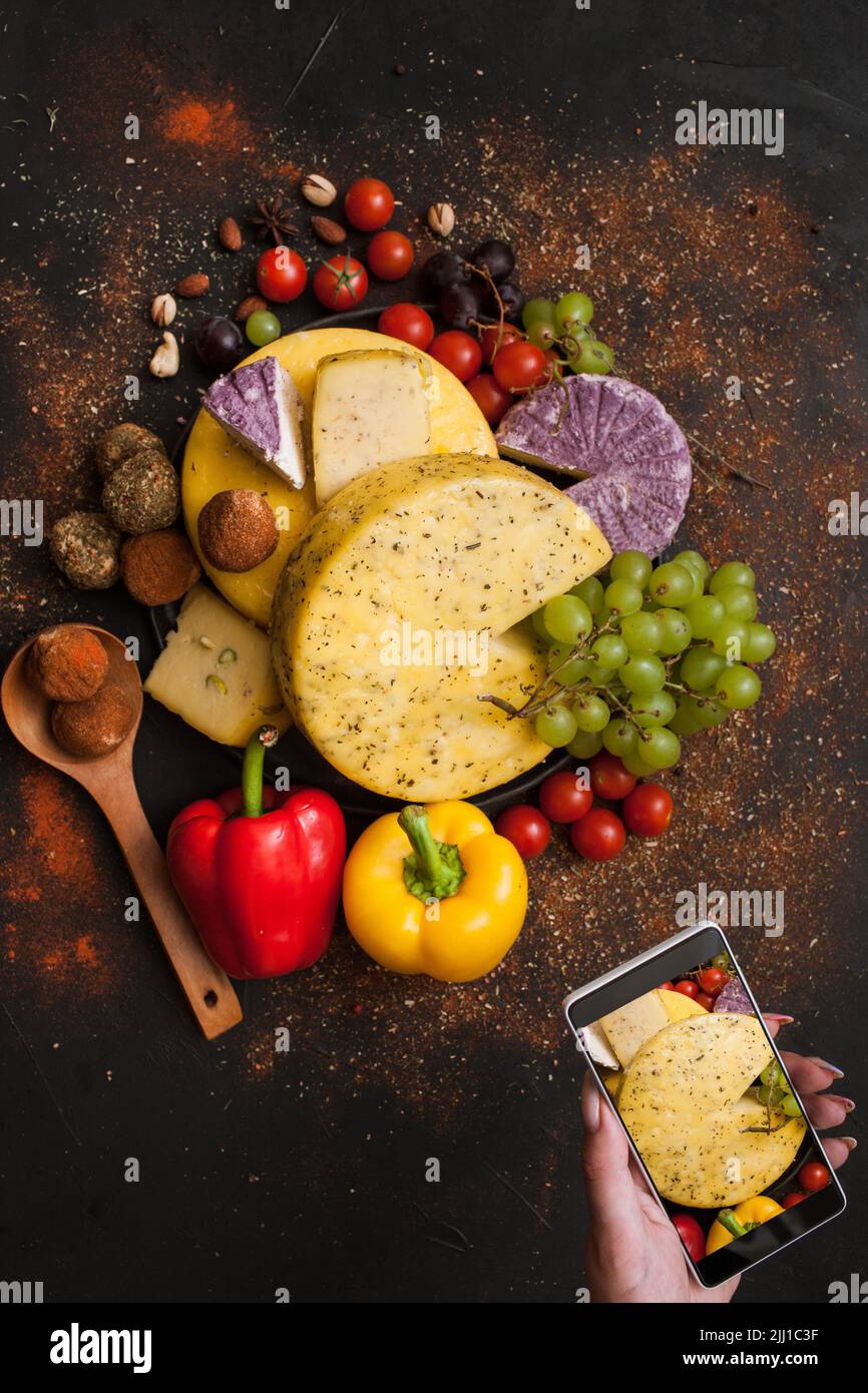 Food Fotografie von rustikalen Milchprodukten. Käse Stockfoto