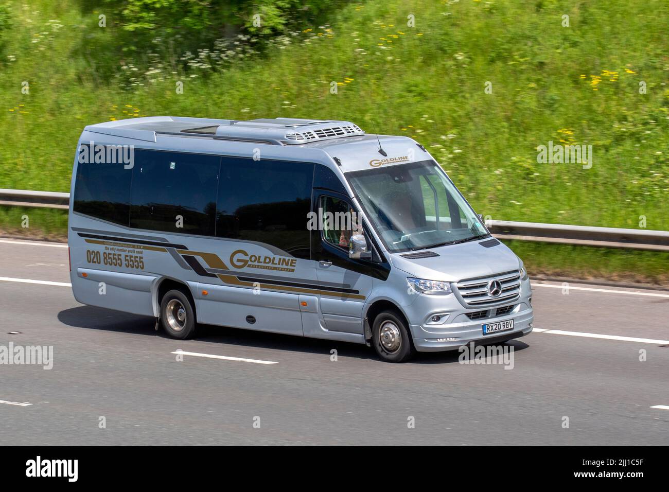 GOLDLINE Executive Travel 2020 Mercedes Benz White Sprinter 516 CDI 2143 ccm Automatikgetriebe, Stadtbusvermietung, Luxus-Minibus, 16-Sitzer-Van, Fahrt auf der Autobahn M61, Großbritannien Stockfoto