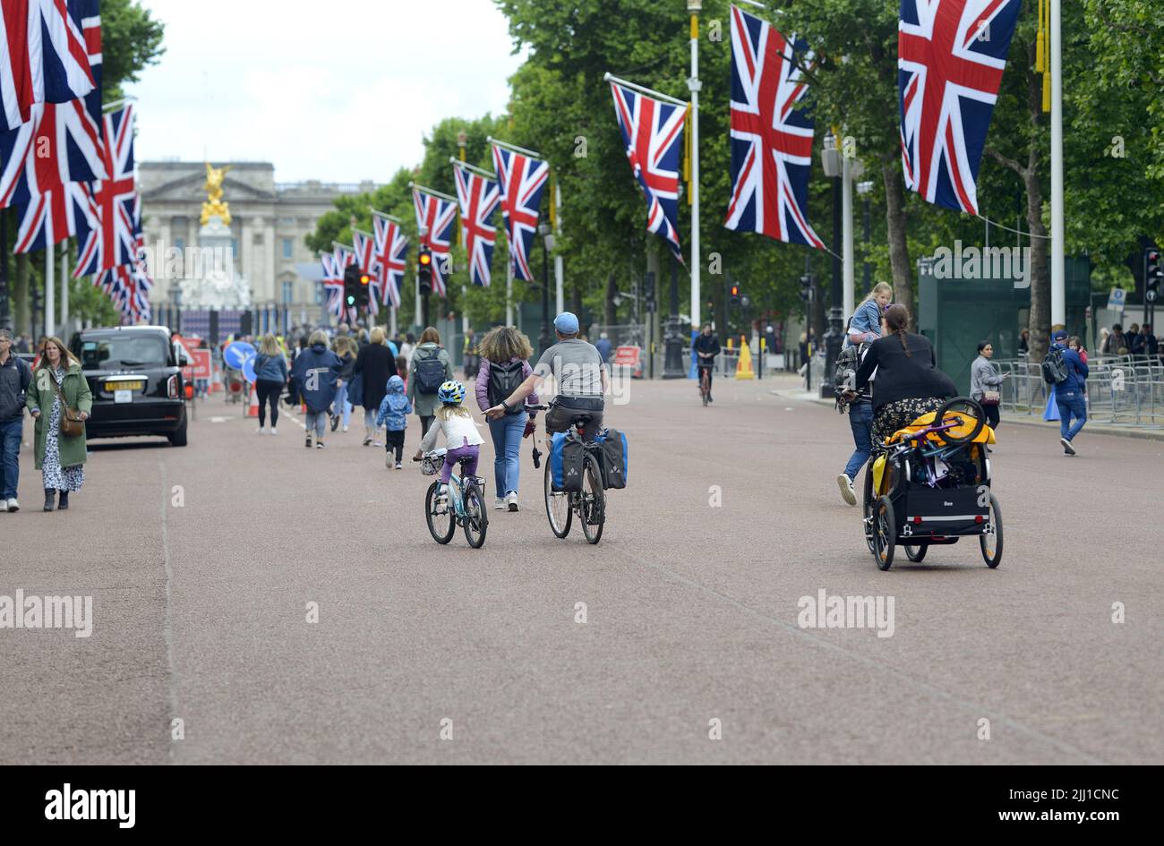 London, England, Großbritannien. Menschen in der Mall, während sie für den Verkehr vor dem Platinum Jubilee der Königin, 30.. Mai 2022, geschlossen ist Stockfoto
