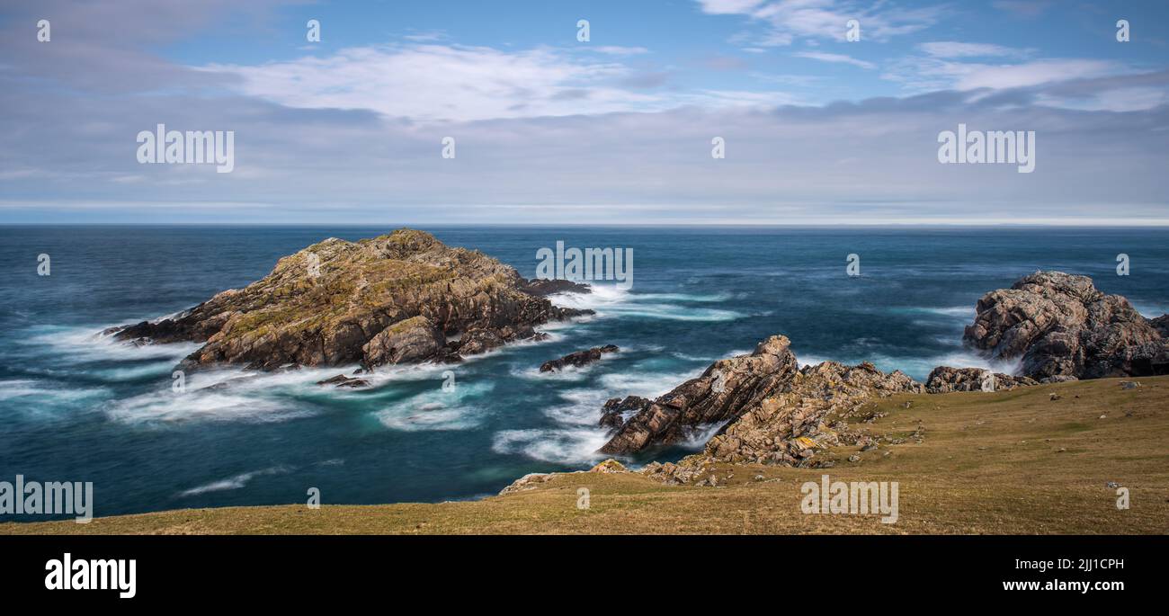 Die kleine Insel Garbh-eilean in der Nähe von Strathy Point an der Nordküste Schottlands Stockfoto