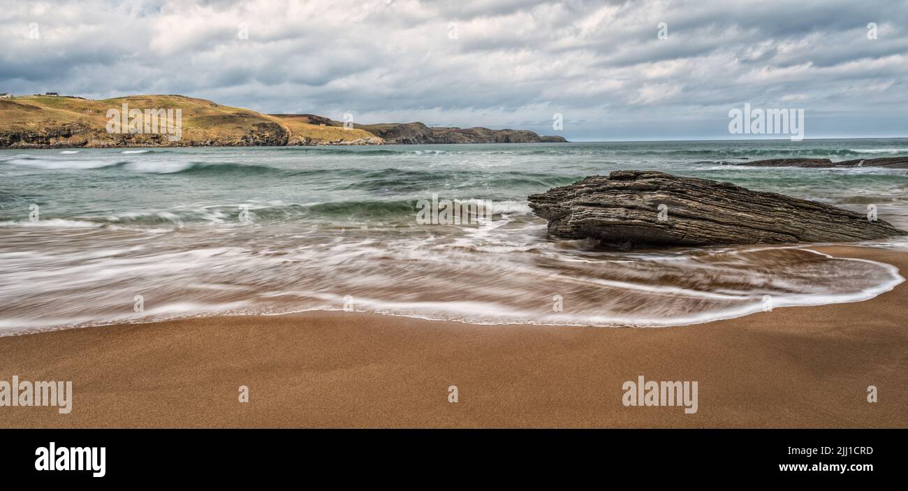 Wellen am Strand von Strathy Bay an der Nordküste Schottlands Stockfoto