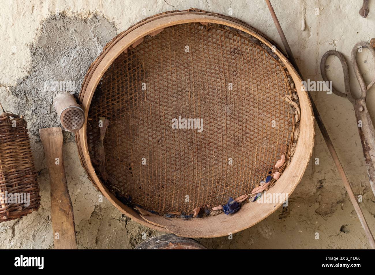 Selektive Fokusaufnahme eines alten Holzsiebwerkzeugs. Stockfoto