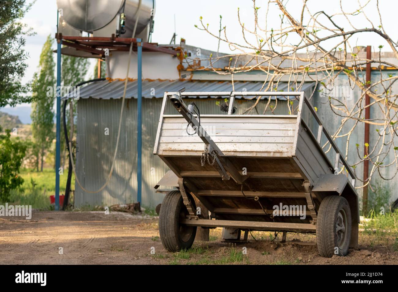 Selektive Fokusaufnahme des Traktoranhängers allein. Stockfoto