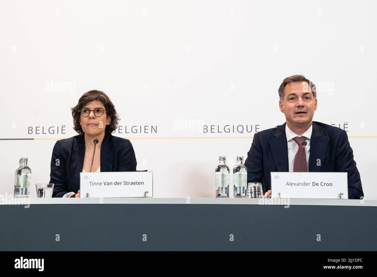 Energieminister Tinne Van der Straeten und Premierminister Alexander De Croo auf einer Pressekonferenz der Bundesregierung über ihre Vereinbarung mit Engie über den Betrieb der Kernkraftwerke am Freitag, den 22. Juli 2022, in Brüssel. Die Diskussionen über die Verlängerung der Lebensdauer von Doel 4 und Tihange 3 kommen konstruktiv voran. Arbeitsgruppen mit Experten werden in die Arbeit aufgenommen. Ziel ist eine endgültige Vereinbarung bis Ende dieses Jahres und die Vorlage dieser Vereinbarung an die Europäische Kommission. BELGA FOTO JULIETTE BRUYNSEELS Stockfoto