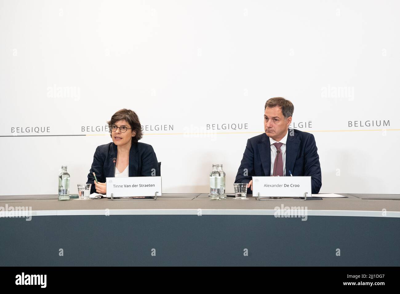 Energieminister Tinne Van der Straeten und Premierminister Alexander De Croo auf einer Pressekonferenz der Bundesregierung über ihre Vereinbarung mit Engie über den Betrieb der Kernkraftwerke am Freitag, den 22. Juli 2022, in Brüssel. Die Diskussionen über die Verlängerung der Lebensdauer von Doel 4 und Tihange 3 kommen konstruktiv voran. Arbeitsgruppen mit Experten werden in die Arbeit aufgenommen. Ziel ist eine endgültige Vereinbarung bis Ende dieses Jahres und die Vorlage dieser Vereinbarung an die Europäische Kommission. BELGA FOTO JULIETTE BRUYNSEELS Stockfoto