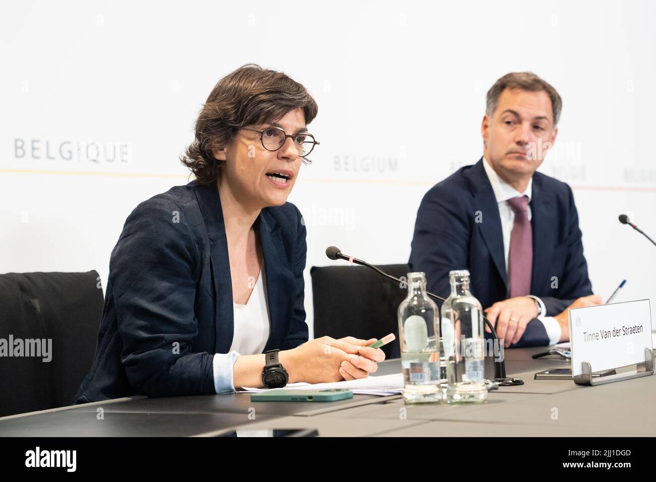 Energieminister Tinne Van der Straeten und Premierminister Alexander De Croo auf einer Pressekonferenz der Bundesregierung über ihre Vereinbarung mit Engie über den Betrieb der Kernkraftwerke am Freitag, den 22. Juli 2022, in Brüssel. Die Diskussionen über die Verlängerung der Lebensdauer von Doel 4 und Tihange 3 kommen konstruktiv voran. Arbeitsgruppen mit Experten werden in die Arbeit aufgenommen. Ziel ist eine endgültige Vereinbarung bis Ende dieses Jahres und die Vorlage dieser Vereinbarung an die Europäische Kommission. BELGA FOTO JULIETTE BRUYNSEELS Stockfoto