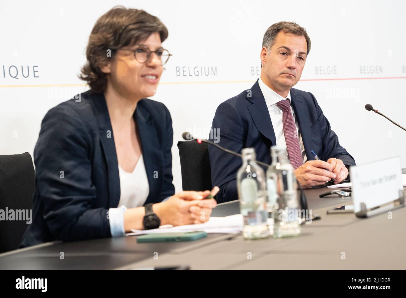 Energieminister Tinne Van der Straeten und Premierminister Alexander De Croo auf einer Pressekonferenz der Bundesregierung über ihre Vereinbarung mit Engie über den Betrieb der Kernkraftwerke am Freitag, den 22. Juli 2022, in Brüssel. Die Diskussionen über die Verlängerung der Lebensdauer von Doel 4 und Tihange 3 kommen konstruktiv voran. Arbeitsgruppen mit Experten werden in die Arbeit aufgenommen. Ziel ist eine endgültige Vereinbarung bis Ende dieses Jahres und die Vorlage dieser Vereinbarung an die Europäische Kommission. BELGA FOTO JULIETTE BRUYNSEELS Stockfoto