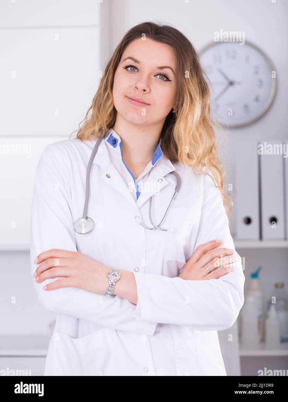 Junge medizinische Mitarbeiterin im medizinischen Zentrum Stockfoto